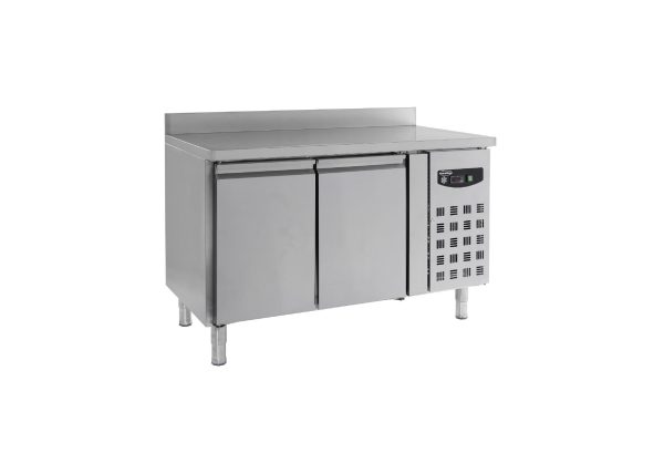 Kühltisch mit 2 Türen + Aufkantung / 282 Liter / 1360x700x850 mm